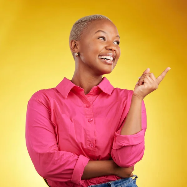 Sorria Mulher Negra Mão Apontando Estúdio Para Notícias Negócio Breve — Fotografia de Stock