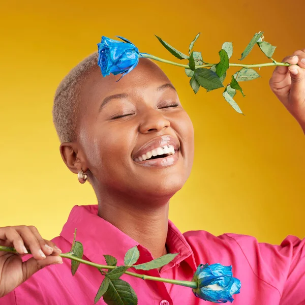 Feliz Sorriso Primavera Com Mulher Negra Subiu Estúdio Para Florescer — Fotografia de Stock