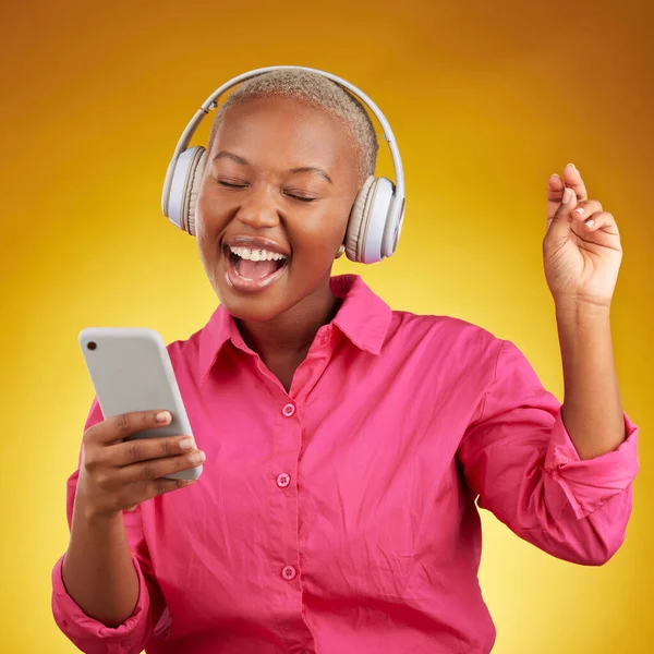Téléphone Écouteurs Pour Musique Femme Noire Chantant Radio Son Podcast — Photo