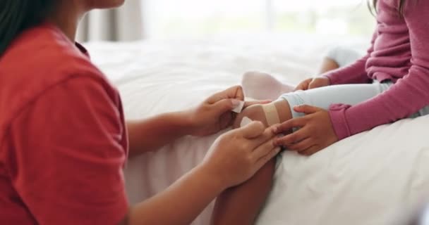 Erste Hilfe Verletzung Und Mutter Mit Verband Für Mädchen Schlafzimmer — Stockvideo