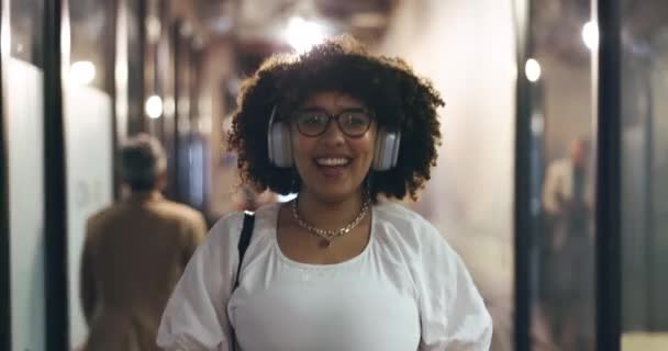 Headphone Bahagia Dan Wajah Seorang Wanita Kantor Berjalan Dengan Rekan — Stok Video