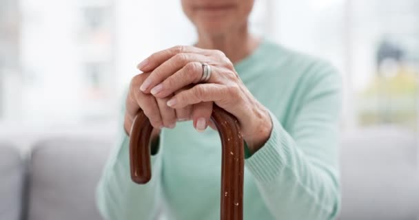 在养老院 手杖和老年妇女拿着手杖坐在沙发上 以求得平衡 支持和行动能力 康复或慢性关节炎的行走 援助和老年女性 — 图库视频影像