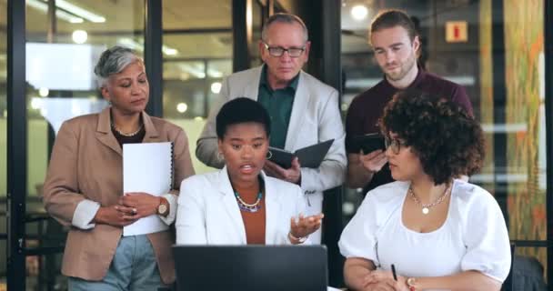 Diversidade Pessoas Negócios Reunião Para Colaboração Laptop Projeto Planejamento Trabalho — Vídeo de Stock