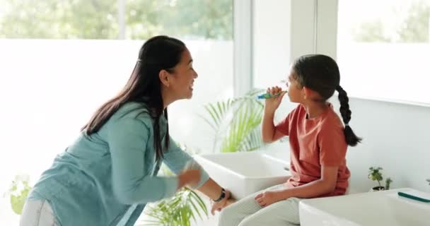高五或孩子在浴室刷牙 以便在家里学习或发展孩子 自豪的妈妈或快乐的女孩用牙刷或支持牙齿健康来清洁口腔 — 图库视频影像