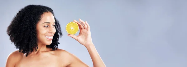 Úsměv Krása Žena Citrónem Pozadí Studia Pro Vitamin Přírodní Detox — Stock fotografie
