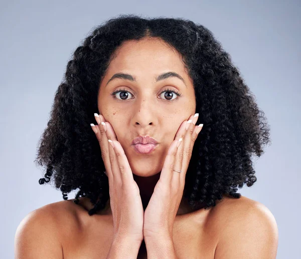 白い背景に隔離されたスタジオで女性 スキンケア タッチフェイス 皮膚科のためのスパフェイシャルトリートメントを備えた天然化粧品 アフリカモデル — ストック写真