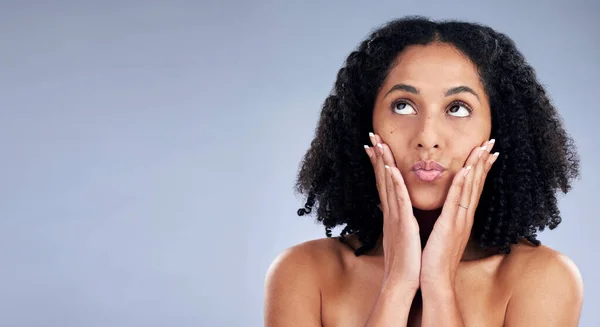 Kvinna Touch Ansikte Puff Och Skönhet Med Naturlig Hudvård Kosmetika — Stockfoto