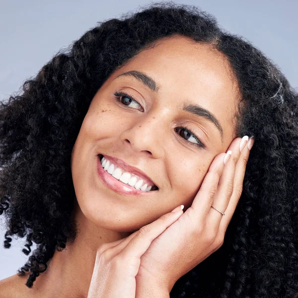 白い背景に隔離されたスタジオで顔の笑顔 スキンケア 女性のためのタッチ 化粧品および美学 健康および健康な皮のためのスパの顔の処置が付いている幸せなアフリカのモデル — ストック写真