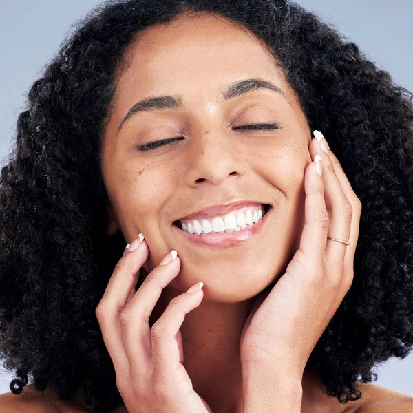 Glad Kvinna Touch Ansikte Puff Skönhet Och Naturlig Hudvård Kosmetika — Stockfoto