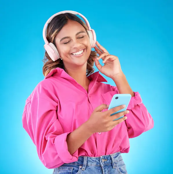 Téléphone Musique Écouteurs Avec Une Femme Studio Sur Fond Bleu — Photo
