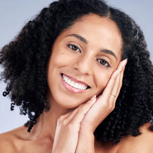 Skönhet Porträtt Och Kvinna Med Händer Ansiktet För Dermatologi Kosmetika — Stockfoto