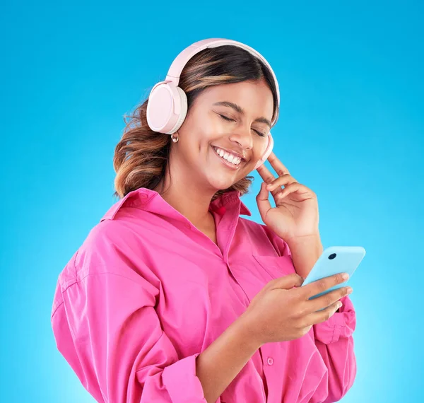 Heureux Femme Smartphone Écouteurs Musique Avec Streaming Audio Isolé Sur — Photo