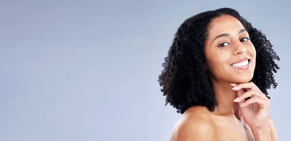 皮膚科 化粧品 自然なメイクのためのスタジオで女性の肌 美しさと肖像画 顔のセルフケア 柔らかいタッチのためのモックアップスペースの背景に幸せなアフリカの女性モデルの顔 — ストック写真