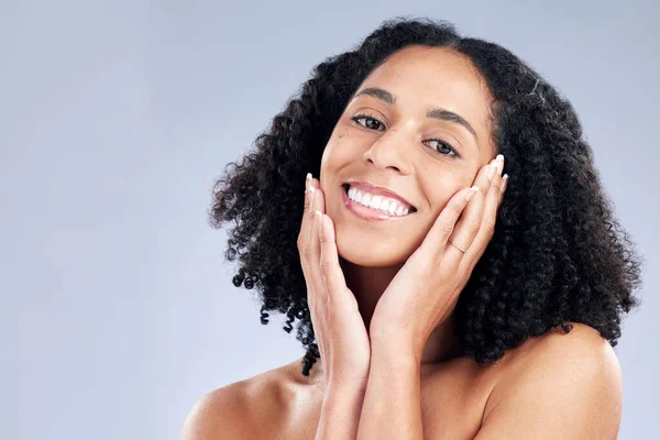皮膚科 化粧品 自然なメイクのために顔に手を付ける美しさ 肌と女性 顔のセルフケア 柔らかいタッチのスタジオ背景にアフリカの女性モデルの肖像画 — ストック写真