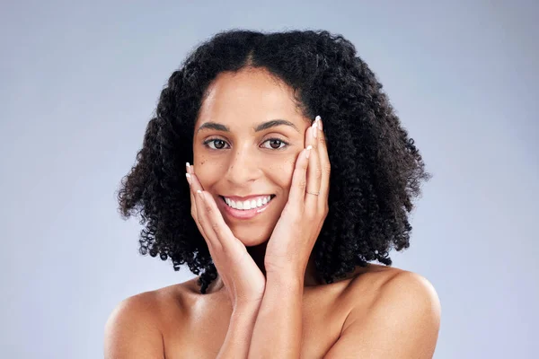 皮膚科 化粧品 自然なメイクのための顔の手を持つ女性 顔のセルフケア 柔らかいタッチのスタジオ背景にアフリカの女性モデルの肖像画 — ストック写真