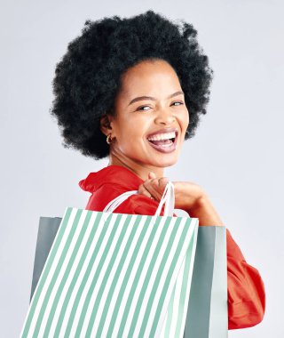 Alışveriş torbası, portre ve moda indirimi için heyecanlanan kadın, beyaz arka planda perakende satış yapan kozmetik ürünleri. Hediye, güzellik hediyesi ve genç müşteri, model ya da Afrikalı biri stüdyoda gülüyor..