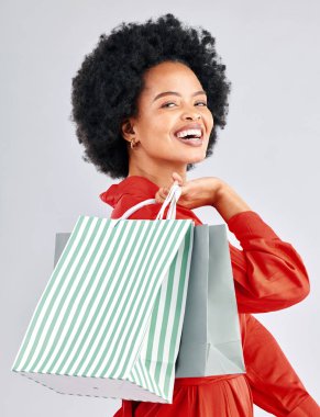Alışveriş çantası, mutlu portre ve beyaz arka planda indirimli kadın indirimi, satış ve perakende promosyonu. Hediye, hediye ve genç müşteri, model ya da stüdyo elbiseli Afrikalı..