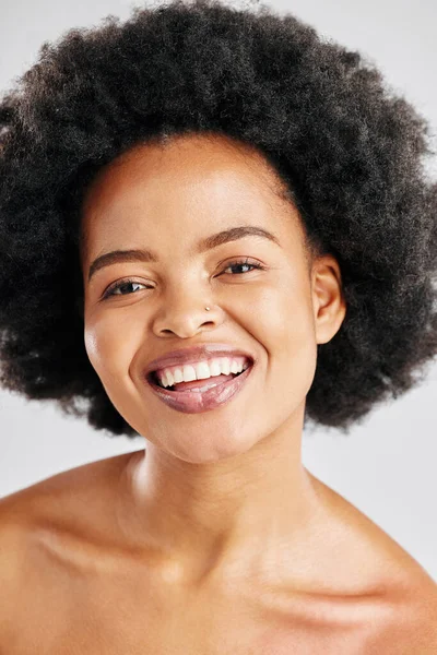 Portret Vrolijke Zwarte Vrouw Gezicht Voor Huidverzorging Esthetische Gloed Dermatologie — Stockfoto