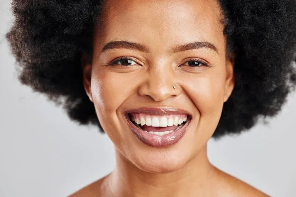 Skönhet Porträtt Och Afrikansk Kvinna Skrattar Med Hudvård Glans Studio — Stockfoto