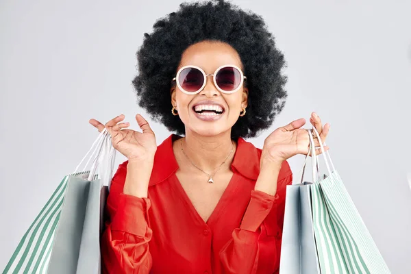 Glad Svart Kvinna Ansikte Och Shoppingväskor För Mode Eller Stil — Stockfoto