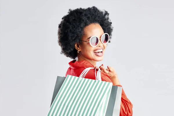 快乐的黑人妇女 非洲裔和购物袋打折 销售或时尚交易与白人工作室背景 非洲女性的画像 顾客或购物者的笑脸 以换取幸福 — 图库照片