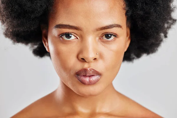 Beauty Studio Lip Gloss African Woman Skincare Shine Facial Cosmetics — Stock Photo, Image