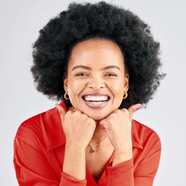 Retrato Mulher Negra Sorriso Com Felicidade Menina Animada Alegre Contra — Fotografia de Stock
