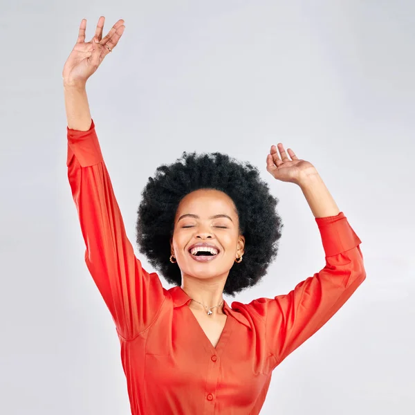快乐的黑人妇女 非洲裔和舞蹈庆祝折扣 销售或时尚与白人工作室背景 因胜利 成就或奖金而感到快乐的非洲女性 — 图库照片