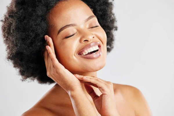 Piękno Pielęgnacja Skóry Szczęśliwa Czarna Kobieta Dermatologią Kosmetykami Lub Naturalnym — Zdjęcie stockowe