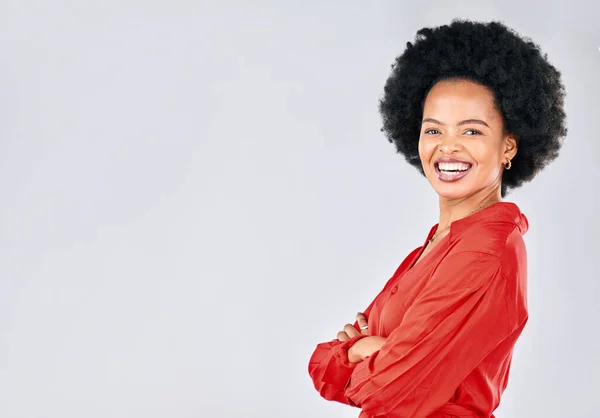 肖像画 时尚和嘲讽与一个黑人黑人妇女在工作室的白色背景流行的风格 自信的红色衣服 一个快乐的年轻女模特穿着一套服装装束 — 图库照片