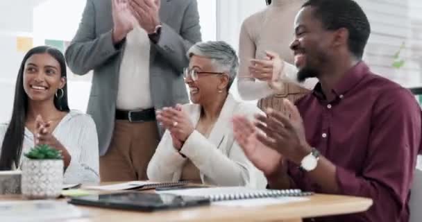 ハッピービジネスの人々 オフィスでの昇進 チームワーク または成功のための会議で拍手 チームの達成 勝利または職場での目標にお祝いのための手を握る従業員のグループ — ストック動画