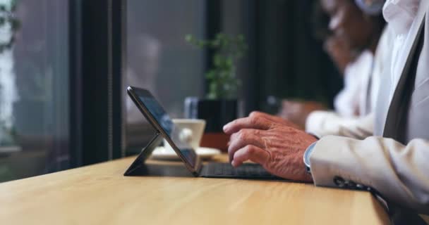 咖啡店 平板电脑和商务人员负责打字 远程工作和电子商务的在线管理 研究或建议 在咖啡店撰写数字技术财务报告的公司员工 — 图库视频影像