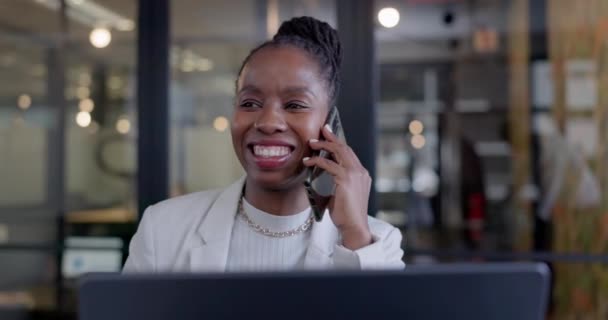 Zwarte Vrouw Het Kantoor Telefoongesprek Voor Netwerken Onderhandelingen Zakelijke Deal — Stockvideo