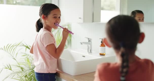 兄弟姐妹 家庭或孩子在浴室里每天早上一起刷牙或梳妆打扮 口腔护理或女童用牙刷或牙膏清洁牙齿 以促进牙齿健康 — 图库视频影像