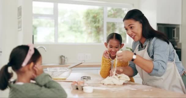 ベーキング 家族の助け キッチンでクッキー生地ロールを示す母親との子供の学習 家庭でデザートを焼くために子供の教育や食べ物を持つ料理や子供とサポートとママ — ストック動画