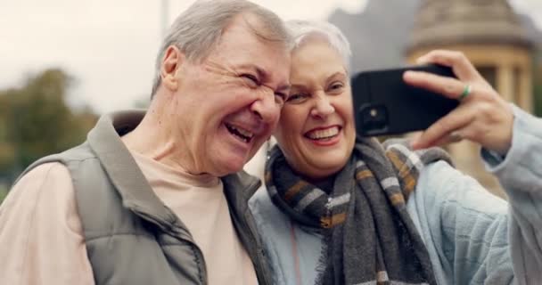 Selfie Lächeln Und Seniorenpaar Park Glücklich Und Lachend Entspannt Und — Stockvideo