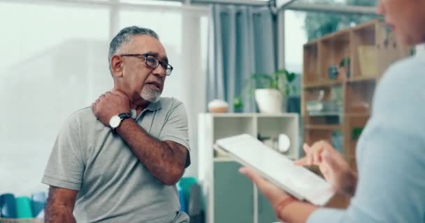 Планшет Плечовий Біль Або Фізіотерапевт Консультують Старшого Чоловіка Допомоги Фізичній — стокове відео