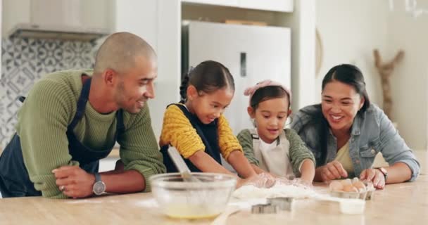 Küche Unterricht Und Gemeinsames Kochen Der Familie Für Abendessen Abendessen — Stockvideo