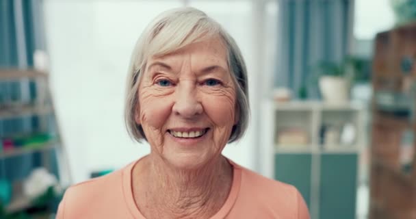 Oudere Vrouw Portret Met Glimlach Verpleeghuis Voor Pensionering Met Fysiotherapie — Stockvideo