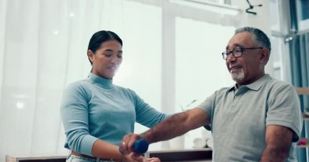 Verpleeghuis Revalidatie Fysiotherapeut Met Oude Man Halter Gezondheidszorg Ouderenzorg Fysio — Stockvideo