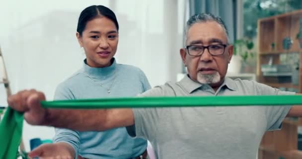 Cuidado Personas Mayores Rehabilitación Cuidador Con Anciano Estiramiento Fisioterapia Hogar — Vídeo de stock
