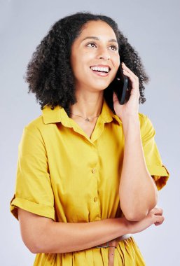 Kadın düşüncesi, telefon görüşmesi, iletişim öğrencisi kararı ve beyaz arka plan hakkında mutlu tavsiyeler. Bilgi, üniversite geribildirim ve stüdyoda cep telefonundaki genç Afrikalı kişinin fırsatı.