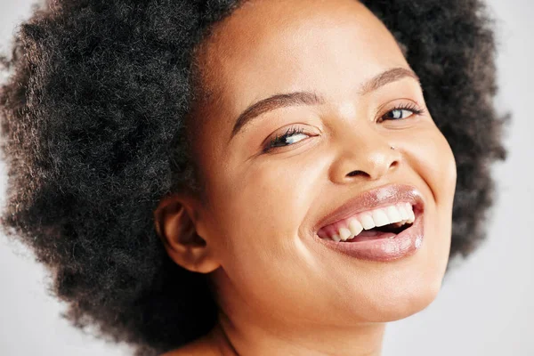 Beleza Feliz Retrato Uma Mulher Negra Com Cuidados Com Pele — Fotografia de Stock