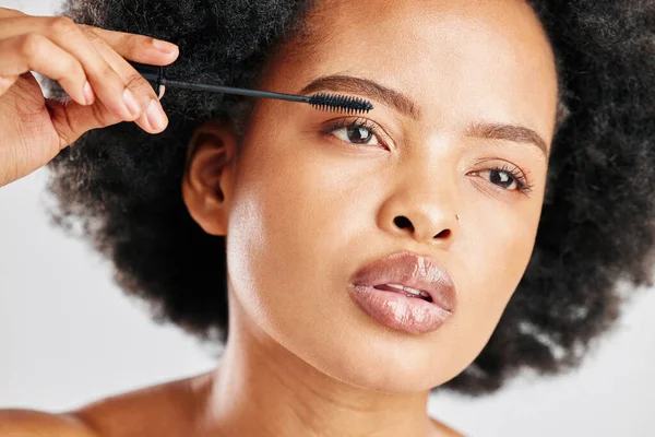 Hudvård Kosmetika Och Ögonbrynsborste För Skönhet Med Afrikansk Flicka Grå — Stockfoto