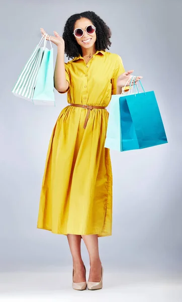 快乐的女人 肖像和购物袋的时尚或风格与白色工作室背景 兴奋的女性个人 顾客或购物者带着礼物为打折 销售或促销而笑 — 图库照片