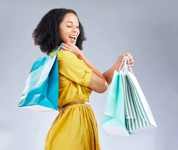 Heyecanlı Mutlu Alışveriş Çantalı Bir Kadın Beyaz Bir Arka Planda — Stok fotoğraf