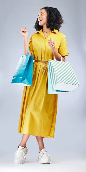 微笑和女人与购物袋时装工作室孤立在一个白色的背景 从商店 购物中心或零售店带礼物 打折交易或服装的快乐 销售和非洲客户 — 图库照片