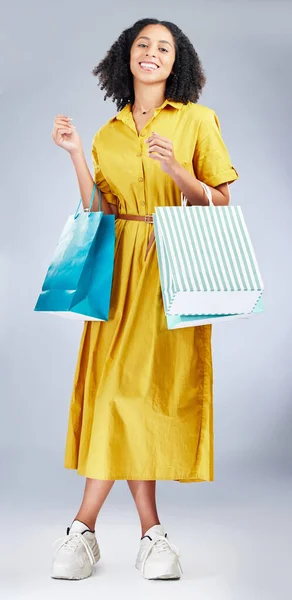 Porträtt Shoppingväska Och Kvinna Studio För Modeförsäljning Marknadsföring Eller Detaljhandelsrabatt — Stockfoto