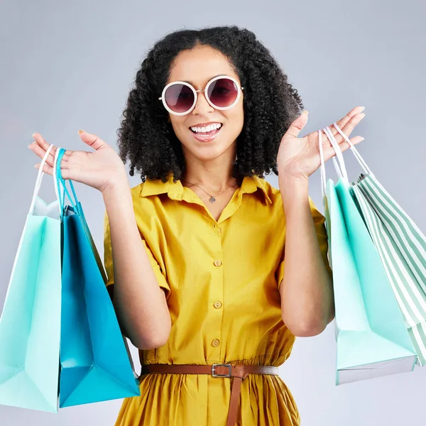 太阳镜和女人与购物袋时装工作室隔离在一个白色的背景 面对来自商店的礼物 打折交易和时尚服装 面带微笑 销售和非洲客户 — 图库照片