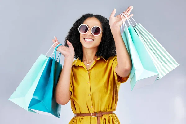 Güneş Gözlükleri Portre Alışveriş Çantalı Bir Kadın Beyaz Arka Planda — Stok fotoğraf
